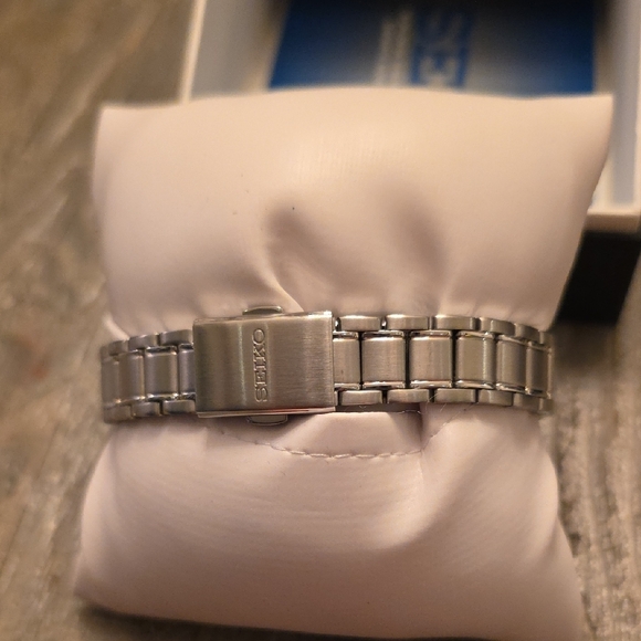 Seiko Silver and White Stainless Steel Ladies Watch - Picture 3 of 5